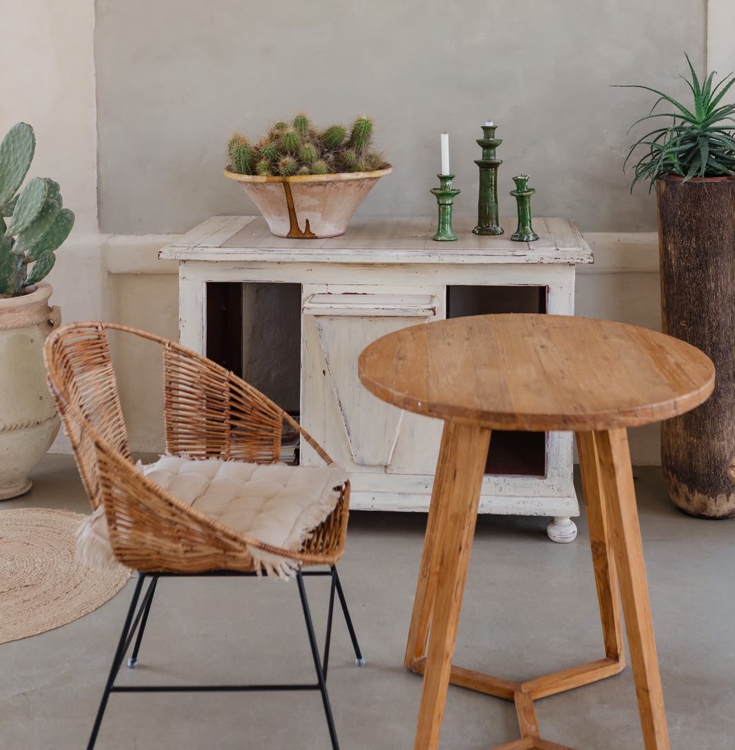 Coin salon avec cactus et bougeoirs, Les Terrasses de Bélarga