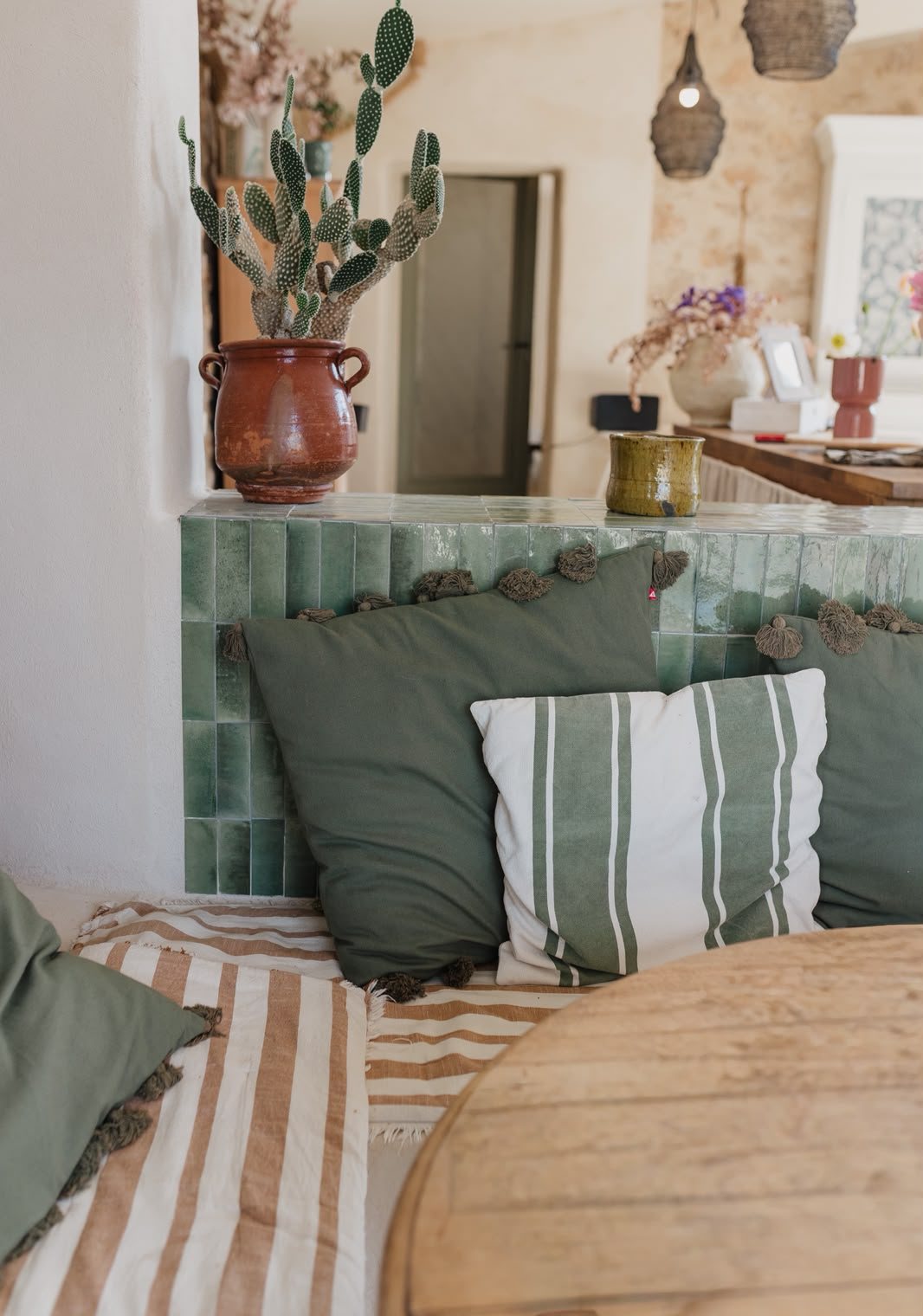 Coussins et cheminée en zellige vert, Les Terrasses de Bélarga
