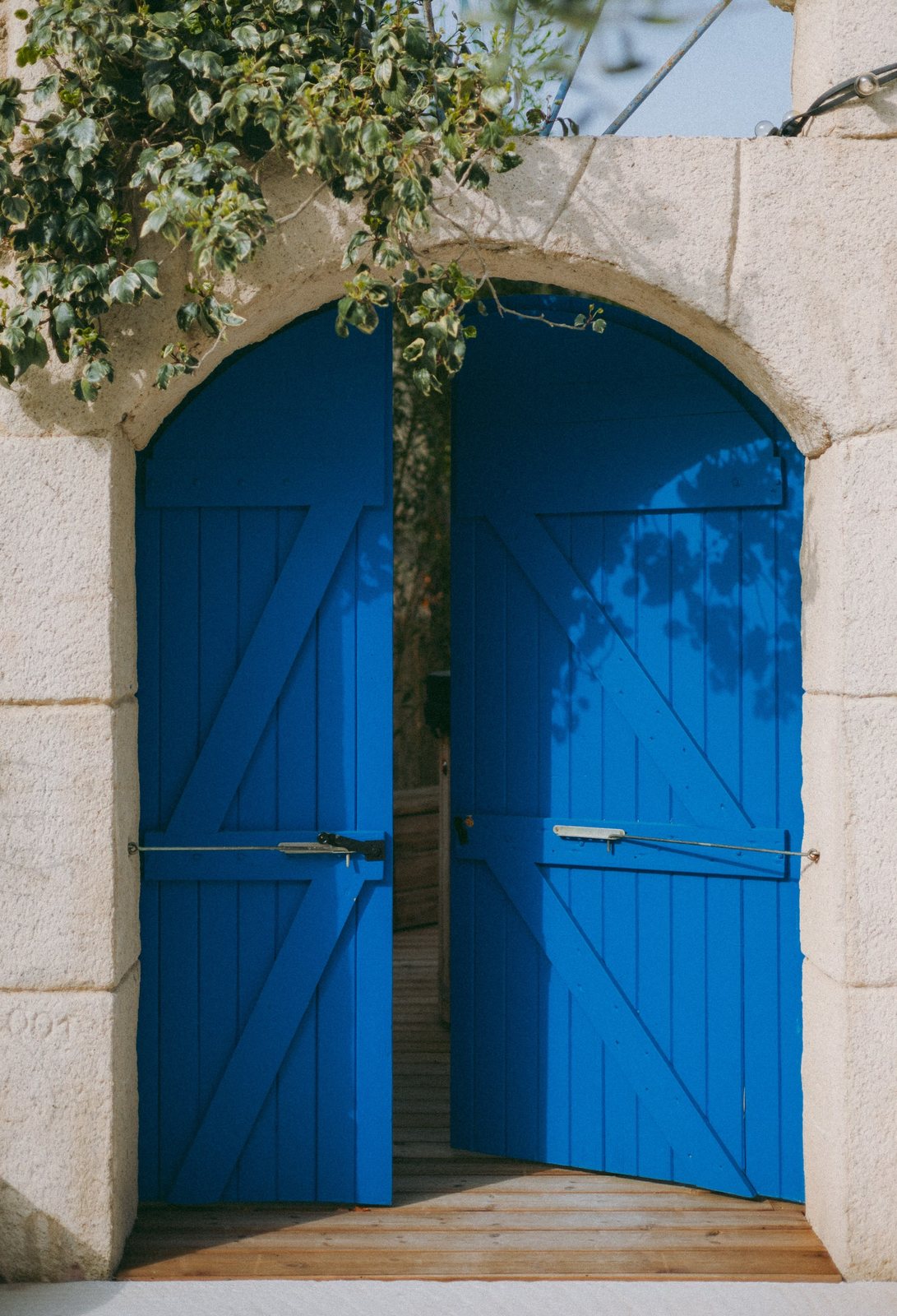 Porte bleue sous la glycine, Les Terrasses de Bélarga