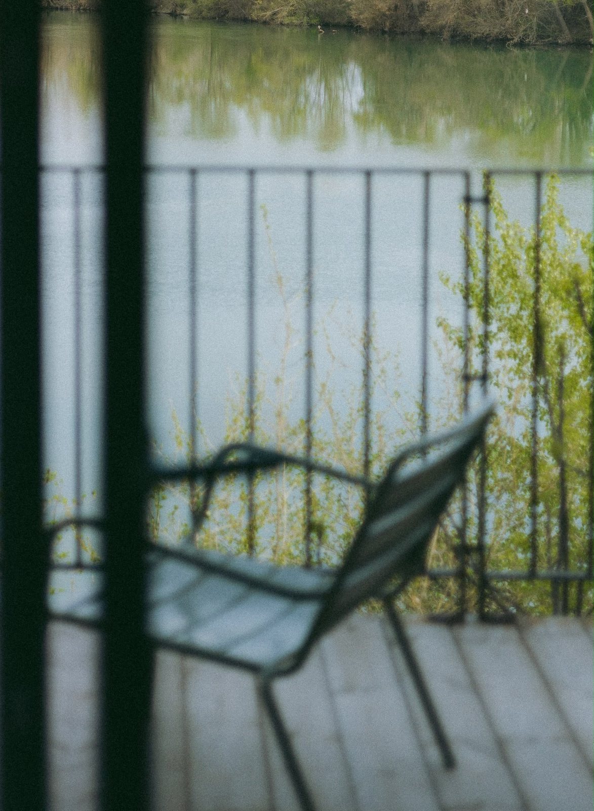 Vue sur la rivière depuis la terrasse, Les Terrasses de Bélarga