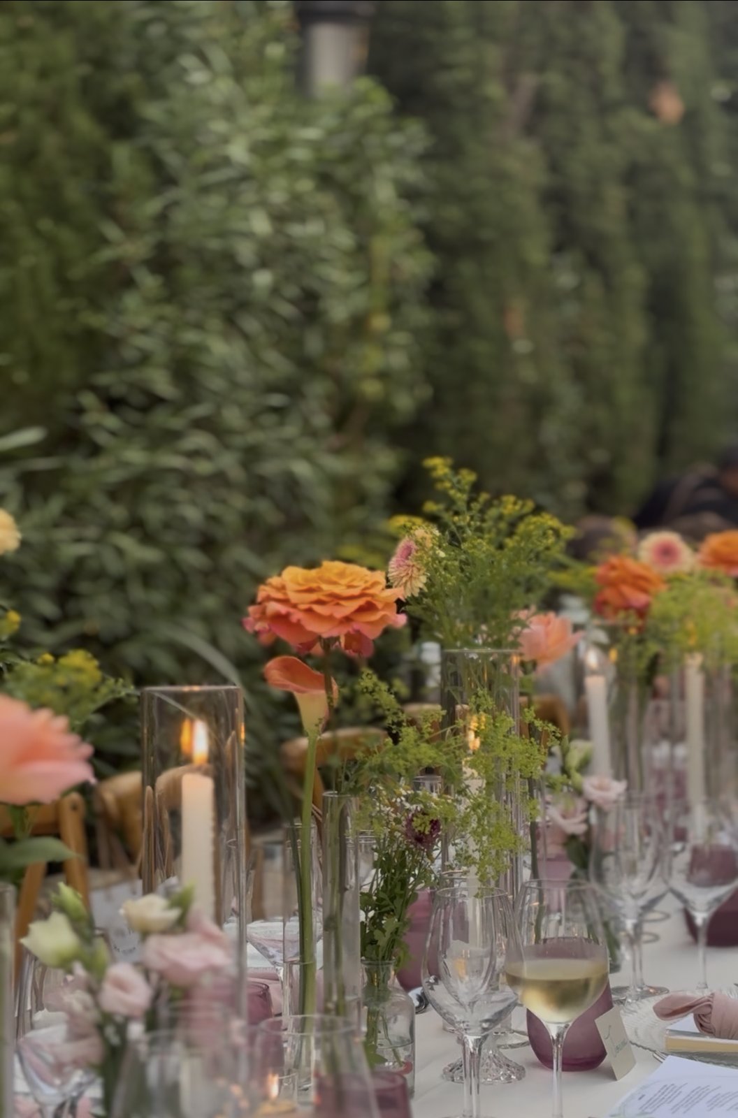 Grande tablée fleurie pour le dîner, Les Terrasses de Bélarga